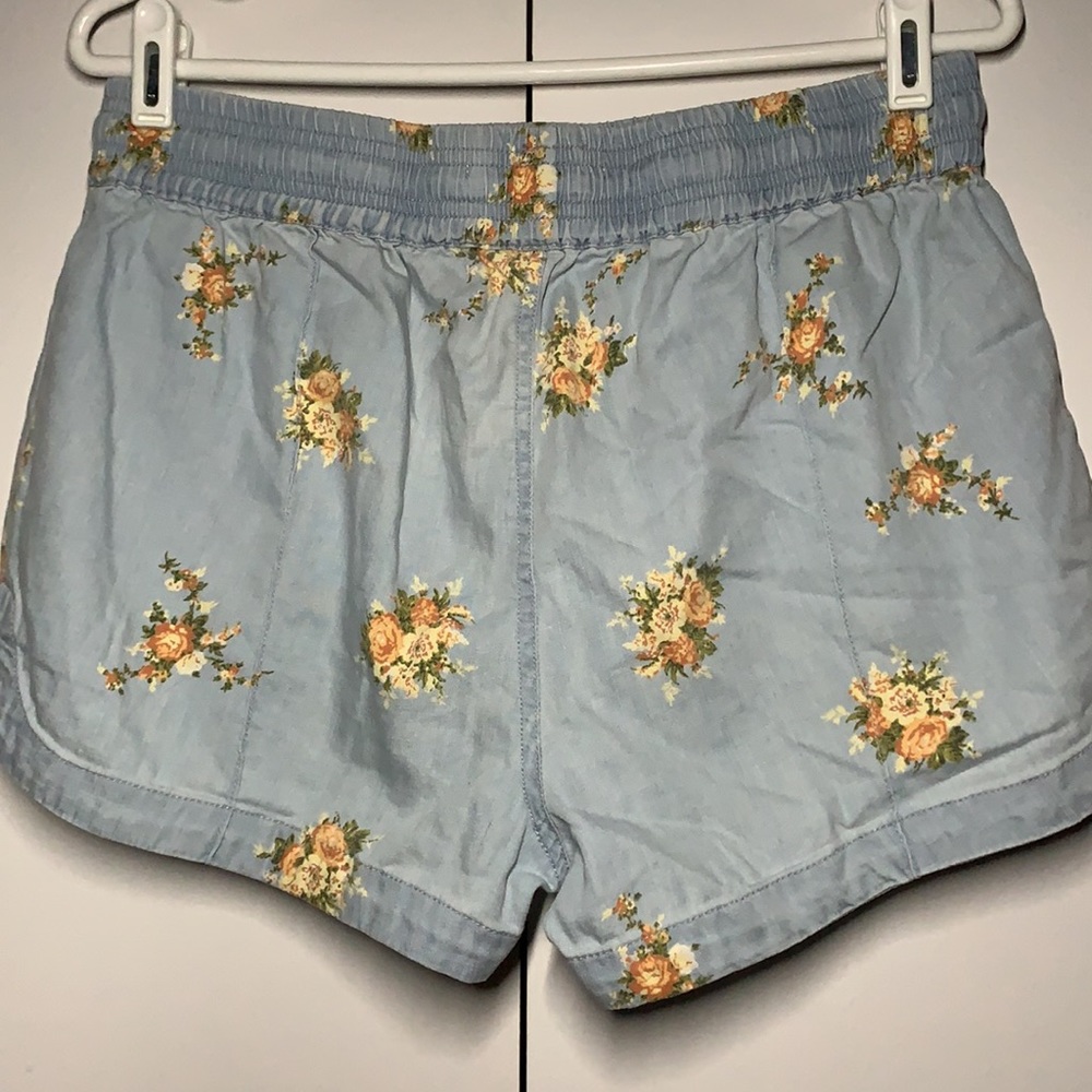 Forever 21 Floral Shorts - Picture 4 of 9